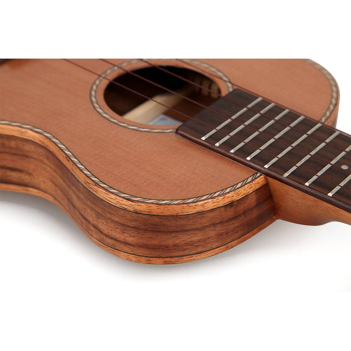 TOM 790 E Thinline Concert Ukelele met Massief Red Cedar Bovenblad en Pickup Inclusief Luxe Hoes