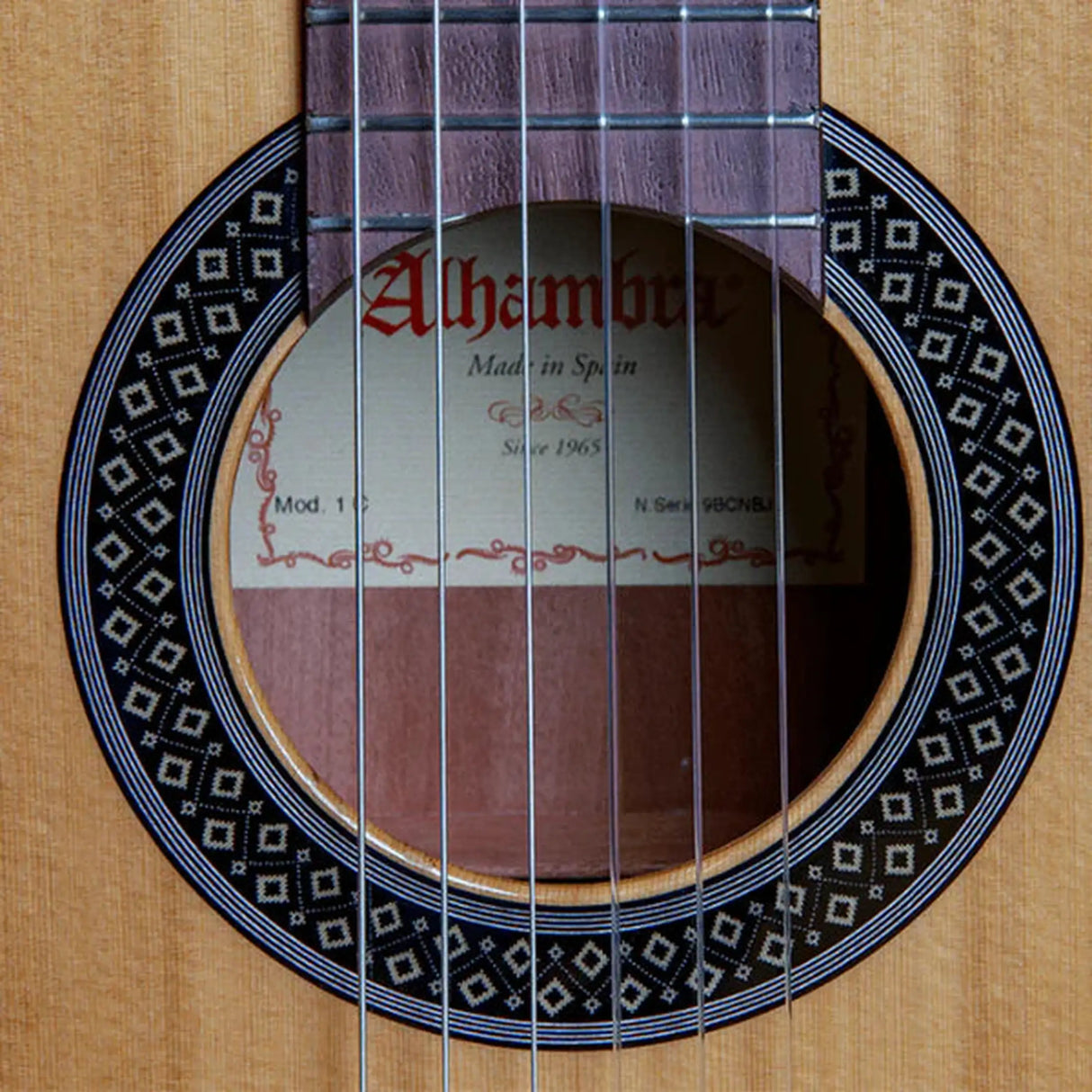 Alhambra 1 C HT Hybrid Terra klassieke gitaar, massief ceder, Sapelli klankkast, Ergoneck